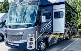 31*NEW* 2021 Georgetown 4-sleeper Luxury Class A
