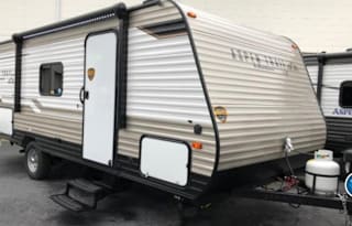 Cozy Family Camper with Bunkbeds, easy to pull!