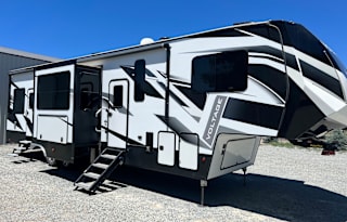 2020 Dutchmen RV Voltage V3635