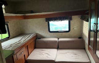 2011 Spacious Cougar Sleeps 10
