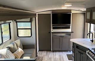 2021 Cruiser MPG - Private Bunk Room! King Bed!