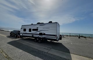 Family Friendly RV, 1 Queen Bed and 2 Bunks