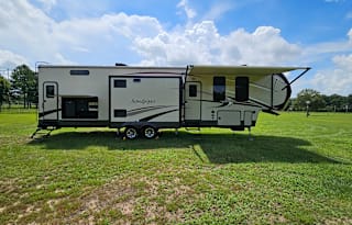 2 Bedroom, 2 Bath Luxury RV