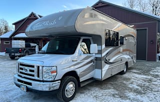 "Lucy" 2014 Thor Motor Coach Four Winds 26A
