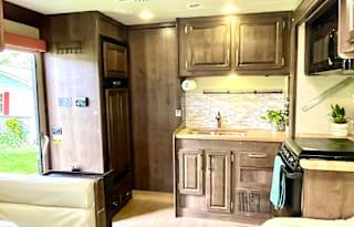 The Queen Bea: Class C 2018 Jayco Greyhawk 31FS