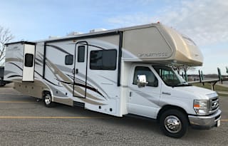 2014 Fleetwood RV Jamboree Sport 31M- LOW Miles