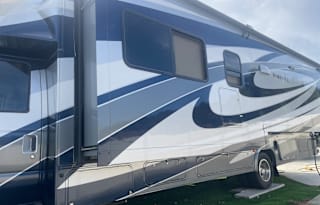 32ft. Luxury RV-Pure Glamping kid & pet approved