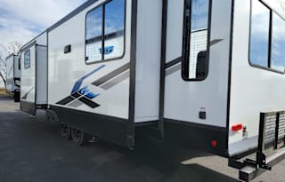 Big Blue Dog Friendly 5th wheel