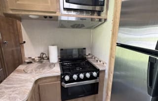 2019 Coachman Leprechaun 26' Sleeps up to 7
