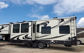 Pet Friendly, Kid Approved, 5th wheel Toy Hauler!