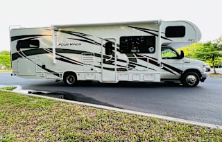 2022 Thor Four Winds 31E (with Bunkhouse)