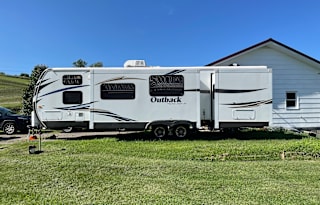 Large Family Camper! 2012 Keystone Outback 301BQ
