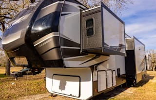 Luxurious 2 bedroom suite RV