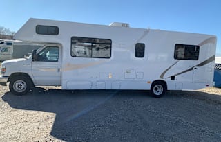 2015 Thor Four Winds Majestic Ultimate Family RV Grizzly6