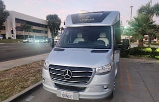 2023 Leisure Travel Unity U24MB