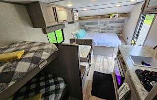 2023 - Memory Foam Queen Bed + 2 Single Bunks