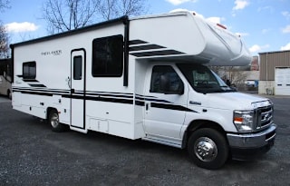 29′ 2022 Coachmen Freelander 27QB