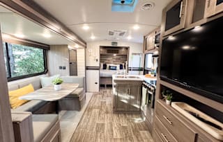 FULLY LOADED Spacious Bunkhouse