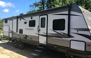 2020 DS320 Pioneer, with 4 bunks,  queen master,,
