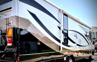 2010 Fleetwood RV Bounder Classic 34W