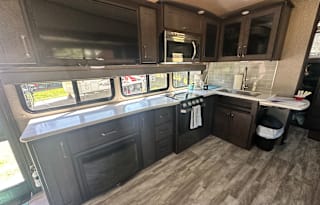 Kid-Friendly Fifth Wheel - only delivery available