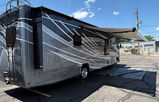 Newer $250K 2024 Thor Motor Coach! HAS EVERYTHING!