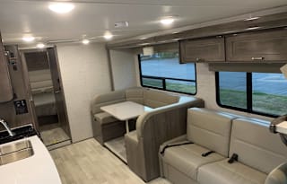 '20 Winnebago Class C: auto level, back/side cams