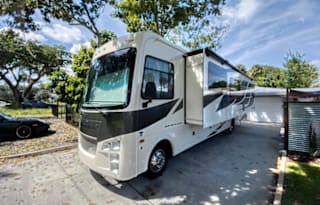 2022 32ls fully stocked and family friendly.