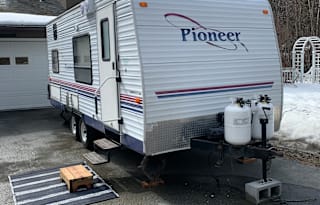 2004 Pioneer Fleetwood 18T6 Travel Trailer