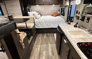 Lauren & Zach’s killer camper rental