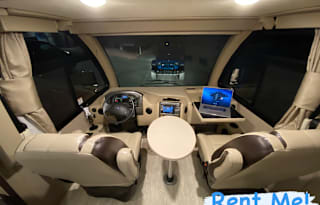 2020 Class A Axis 26FT Luxurious & Drives Easy!