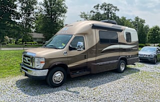 Goldy  A 2015 Coach House Platinum w/2 slideouts!
