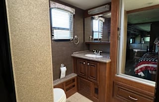 Pet friendly,  spacious RV perfect for tailgating!