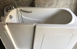 Custom RV for Renters w/ Disabilities Wheelchair Lift, Walk-In Shower