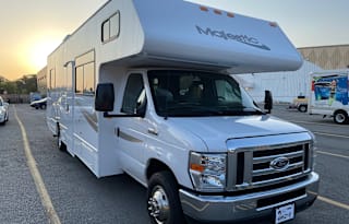Easy to Drive 2017 Thor Motor Coach Majestic 28A