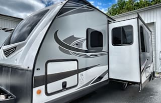 Dog friendly camper with outdoor kitchen sleeps 8