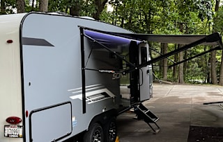 Komodo Kampers RV Rental-Sonic