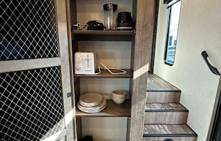 Comfortable Pet Friendly RV Loaded with Extras!!