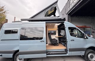 Luxury Adventure Van – Sprinter 170 w/ Pop-Top