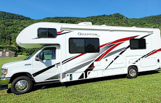 2022 Thor Motor Coach Quantum SE SE27 Ford