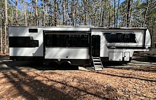 Luxurious Brand New 2025 East to West Ahara 390DS