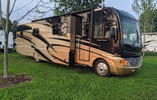 38ft Fleetwood Pace Arrow - Now this is "Glamping!" Beautiful Motorhome!