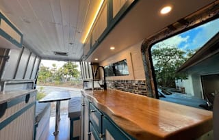 Beautiful 4x4 Mercedes 170 sprinter sleeps 5