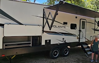 Delivery Only - Super clean and bright 5th wheel