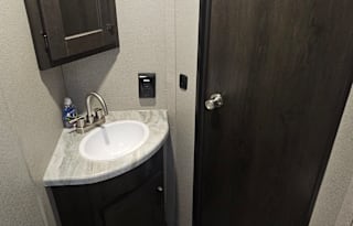 Great Family Getaway w/ Bunk House (DELIVERY ONLY)
