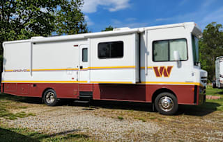 Retro-Style Winnebago Brave 31C