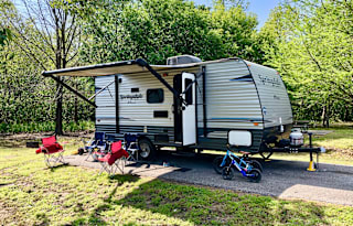Light & Family Friendly Springdale 18Ft 5 Person
