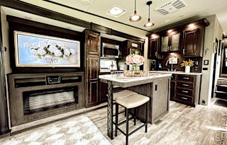 Phoenix Luxe Retreat – 2 Bedroom Family 5th Wheel
