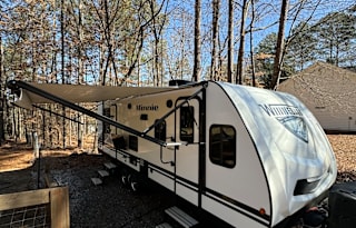 Cozy RV w Theatre seating in front & full queen