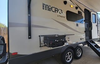 The Rollin' Glamper 2019 Flagstaff Micro Lite 21DS